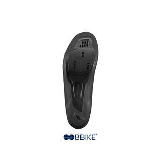 Suola rigida delle Shimano RC300 nere da ciclismo su strada, compatibile con attacchi SPD-SL.