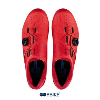 Vista dall’alto delle scarpe da ciclismo Shimano RC300 rosse con chiusura BOA e tomaia traspirante – perfette per ciclisti su strada in cerca di comfort e performance