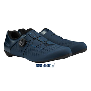 Scarpe Shimano RC302 blu con sistema di chiusura BOA Fit System per microregolazione precisa e calzata sicura anche ad alta velocità.