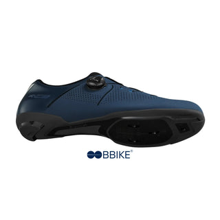 Profilo laterale scarpe da ciclismo Shimano RC302 blu per bici da corsa, ideali per allenamenti e competizioni su strada.