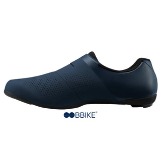 Scarpa da ciclismo su strada Shimano RC302 blu lato sinistro con tomaia traforata per ventilazione ottimale e stile minimal.