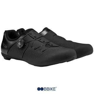 Dettaglio scarpa Shimano RC302 nera con sistema BOA Fit per una regolazione micrometrica precisa, ideale per ciclisti esigenti su strada.
