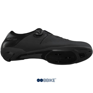 Vista inclinata della suola della scarpa Shimano RC302 nera, con sistema di attacco a 3 viti e design performante per bici da corsa.