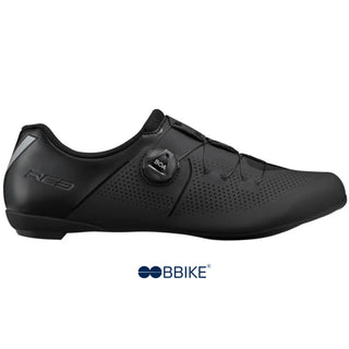 Scarpa da ciclismo su strada Shimano RC302 nera vista laterale destra con sistema di chiusura BOA, design aerodinamico e tomaia traforata per massima ventilazione.