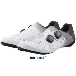 Scarpa ciclismo Shimano RC702 bianca con doppio rotore BOA, vista laterale, design aerodinamico e tomaia traspirante, ideale per gare su strada ad alte prestazioni.