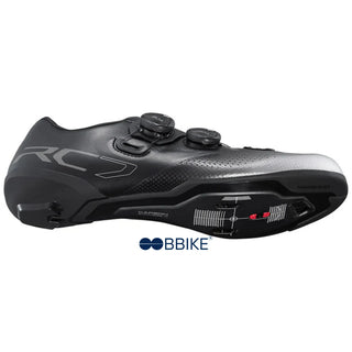 Scarpa da ciclismo Shimano RC702 nero opaco vista angolata laterale, con design anatomico, sistema BOA doppio e tomaia traspirante ad alte prestazioni per gare e allenamenti intensivi.