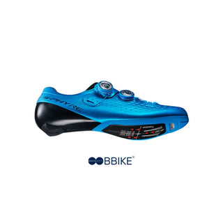 Vista laterale della scarpa da ciclismo Shimano S-Phyre RC900 in blu, con struttura leggera e supporto rigido per ciclisti professionisti.
