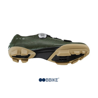 Scarpa da ciclismo gravel Shimano RX600 verde con suola tecnica visibile e sistema di chiusura BOA; design aggressivo pensato per performance off-road.