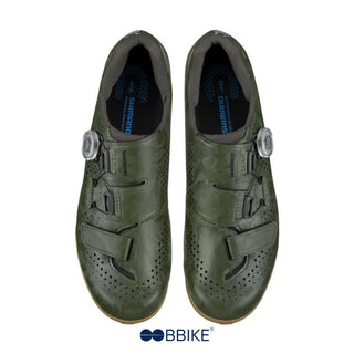 Vista superiore delle scarpe da ciclismo Shimano RX600 verde militare, con sistema di chiusura BOA e doppio velcro, pensate per gravel e cicloturismo; comfort e precisione in ogni pedalata.