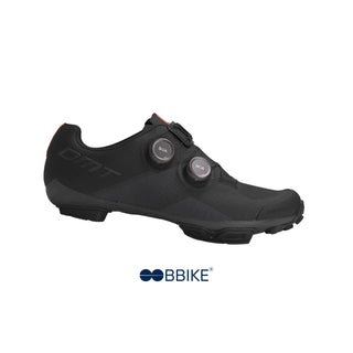 Vista laterale destra delle scarpe MTB DMT KM0 EVO nere, con doppia chiusura Boa Li2, tomaia traspirante e struttura anatomica per un controllo totale sui trail.