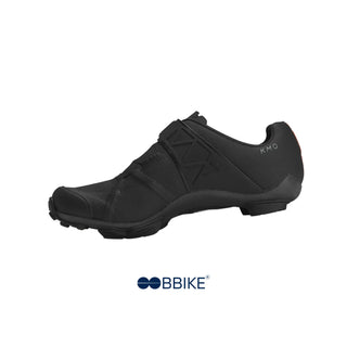 Scarpa ciclismo MTB DMT KM0 EVO nera vista laterale sinistra, design racing ultraleggero con costruzione integrata e chiusura Boa Li2, ideale per mountain bike ad alte prestazioni.