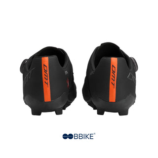 Vista posteriore delle scarpe da mountain bike DMT KM0 EVO nere, con dettagli riflettenti, tacco rinforzato e sistema di chiusura Boa per prestazioni professionali.