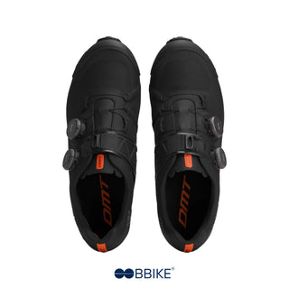 Vista posteriore delle scarpe da mountain bike DMT KM0 EVO nere, con dettagli riflettenti, tacco rinforzato e sistema di chiusura Boa per prestazioni professionali.