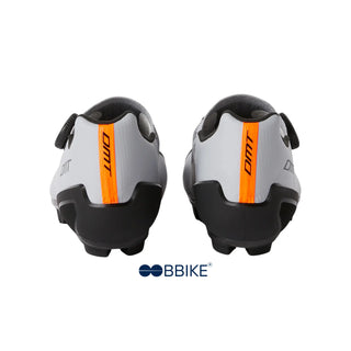 Dettaglio del tallone e logo DMT della scarpa da ciclismo KM30 vista da dietro, con inserti arancioni riflettenti.