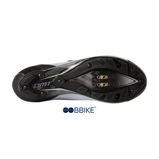 Suola in carbonio delle scarpe DMT KM30 per mountain bike, compatibile con tacchette SPD e con battistrada ad alta aderenza.