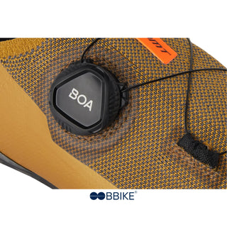 Primo piano del sistema di chiusura BOA Fit sulle scarpe da mountain bike DMT KM30 sabbia/nero, per una regolazione millimetrica e comfort durante lunghe uscite in bici.
