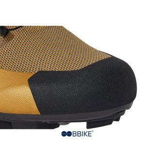 Dettaglio della punta rinforzata delle scarpe da ciclismo MTB DMT KM30 colore sabbia e nero, con tomaia in tessuto tecnico ad alta resistenza, ideale per percorsi off-road impegnativi.