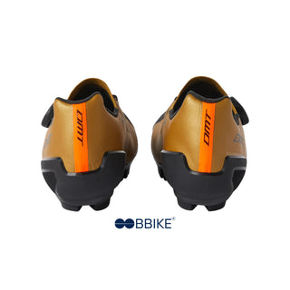 Vista posteriore delle scarpe MTB DMT KM30 sabbia/nero con logo DMT e inserti riflettenti, suola tacchettata per massima aderenza e design ergonomico per ciclisti professionisti.