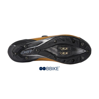 Suola tecnica delle scarpe da ciclismo MTB DMT KM30, con struttura in carbonio e inserti in gomma ad alta trazione, compatibile con attacchi SPD per performance su terreni accidentati.