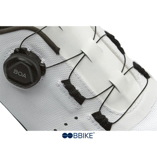 Primo piano del sistema di chiusura BOA Fit montato sulle scarpe MTB DMT KM4 bianche, con cavi in microfilo per una regolazione rapida e personalizzata del fit.