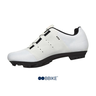 Visuale laterale sinistra delle scarpe da ciclismo MTB DMT KM4 bianco, con finiture rinforzate e tomaia seamless per un perfetto equilibrio tra protezione e leggerezza.