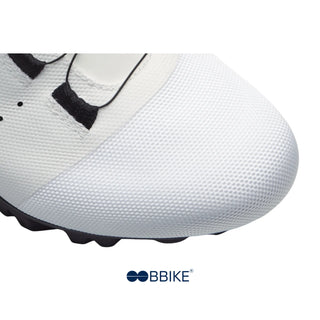 Dettaglio della punta rinforzata delle scarpe da mountain bike DMT KM4 colore bianco, progettata per resistere agli urti e all’usura su sentieri rocciosi e superfici irregolari.
