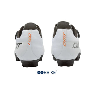Vista dall’alto delle scarpe ciclismo MTB DMT KM4 colore bianco, dotate di sistema di chiusura BOA Fit System e tomaia in tessuto tecnico per una calzata stabile e traspirante.