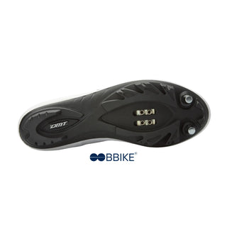 Suola delle scarpe da mountain bike DMT KM4 bianche, con inserti in gomma ad alta aderenza e sistema di aggancio compatibile SPD, ideale per terreni misti e percorsi tecnici.