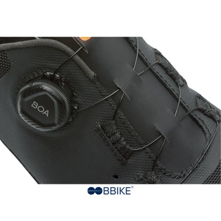 Primo piano del sistema BOA Fit sulle scarpe DMT KM4 MTB nere, con rotella micrometrica e cavi resistenti per una regolazione precisa e sicura anche durante l’attività più intensa.