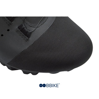 Dettaglio della punta rinforzata delle scarpe MTB DMT KM4 colore nero, con tessuto testurizzato per protezione avanzata contro urti e abrasioni su percorsi tecnici.