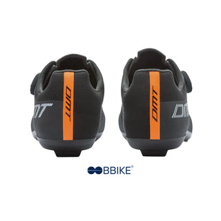Vista posteriore delle scarpe da ciclismo MTB DMT KM4 nere, con tallone ergonomico, logo DMT e striscia arancione ad alta visibilità per maggiore sicurezza su trail e sentieri.