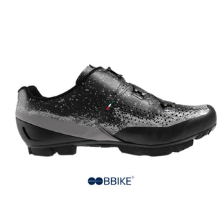 Vista interna laterale delle scarpe MTB Gaerne Lampo Nero, con tomaia microforata e costruzione Made in Italy ad alte prestazioni.