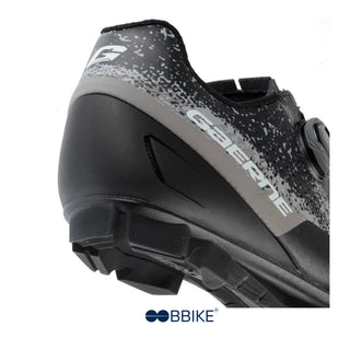 Dettaglio del tallone delle scarpe MTB Gaerne Lampo Nero, con rinforzo in gomma e design antiscivolo, ideali per performance off-road estreme.