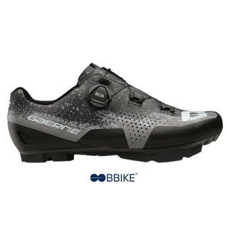 Profilo destro delle scarpe da mountain bike Gaerne Lampo Nero, design minimal in nero opaco con dettagli tecnici per ciclisti esigenti.