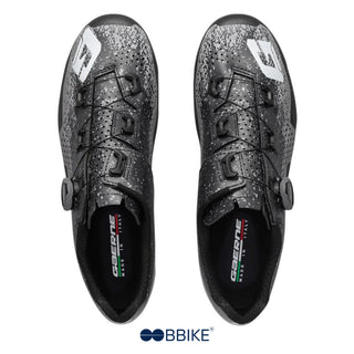 Vista dall’alto delle scarpe da MTB Gaerne Lampo Nero, con sistema BOA Fit System e tomaia traforata per una ventilazione ottimale.