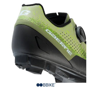 Vista posteriore delle scarpe MTB Gaerne Lampo verde con suola aggressiva e inserti riflettenti, pensate per stabilità e sicurezza sui percorsi sterrati.