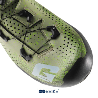 Dettaglio della punta rinforzata delle scarpe da mountain bike Gaerne Lampo verde, con tomaia traforata e chiusura BOA per una calzata precisa e ventilazione ottimale.