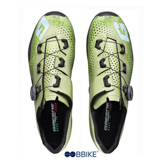 Vista dall’alto delle scarpe da mountain bike Gaerne Lampo colore verde camo con doppia chiusura BOA e design Made in Italy ad alta efficienza.
