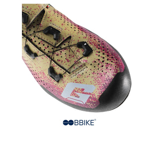Primo piano della punta rinforzata delle scarpe MTB Gaerne Sabbia per protezione extra contro urti e abrasioni su sentieri tecnici.