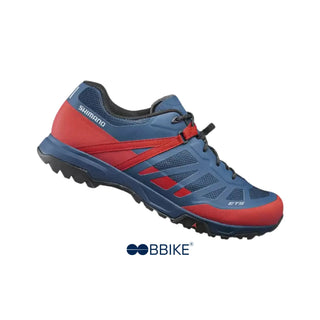 Scarpa Shimano SH-ET500 per mountain bike, lato destro, colorazione blu e rossa, struttura robusta con rinforzi anteriori e grip antiscivolo ideale per cicloturismo e uso trail.