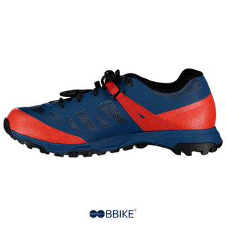 Scarpa da ciclismo Shimano SH-ET500 rosso e blu, vista laterale sinistra, design sportivo con tomaia traspirante e suola rinforzata per percorsi MTB e trekking bike.