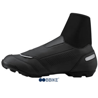 Vista laterale sinistra delle Shimano MW502 invernali, ideali per trail e condizioni umide.