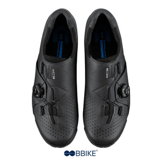 Scarpe MTB Shimano XC300 nere vista dall’alto con chiusura BOA Fit System e tomaia traforata per ottima ventilazione.