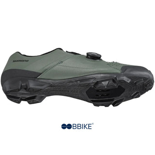 Profilo laterale della Shimano XC300 MTB in colore verde oliva, progettata per gare XC con suola rigida, chiusura BOA e tomaia senza cuciture per una calzata precisa.