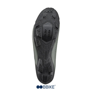 Suola della scarpa MTB Shimano XC300 verde con sistema SPD a due viti, grip aggressivo e struttura rinforzata per massimo trasferimento di potenza sui pedali.