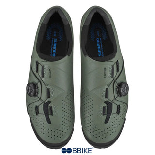 Vista dall’alto della scarpa Shimano XC300 verde per MTB, con chiusura BOA e tomaia perforata traspirante per comfort e ventilazione durante le lunghe uscite.