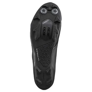 Suola in carbonio rinforzato con tecnologia Ultread delle scarpe Shimano XC7 MTB, con sistema a tacchette a 2 viti e tassellatura aggressiva per grip ottimale su ogni terreno.