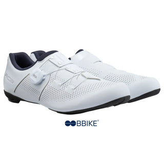 Scarpa Shimano RC302 bianca evidenziata con sistema BOA Fit a rotella, perfetto per una regolazione precisa e rapida in sella.