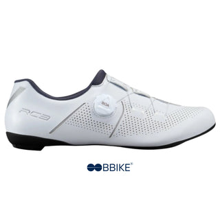 Vista lato destro delle scarpe Shimano RC302 bianche da corsa, con sistema di chiusura BOA e stile elegante per ciclisti esigenti.