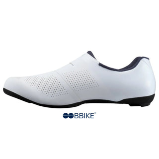 Dettaglio lato sinistro scarpa Shimano RC302 bianca, con look minimalista e struttura leggera per performance elevate in bici da corsa.